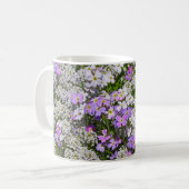 Lila Veilchen und weiße Frühlingsblumen Kaffeetasse (Vorderseite Links)