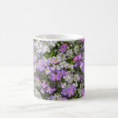 Lila Veilchen und weiße Frühlingsblumen Kaffeetasse (Mittel)