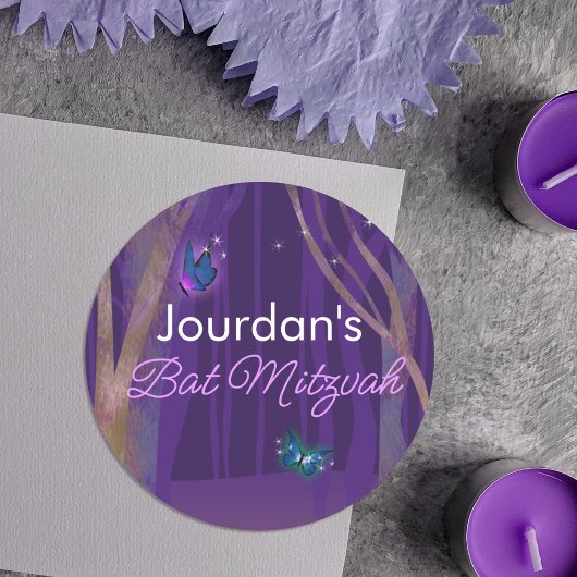 Lila verzauberter Wald, Schmetterlingskleber Runder Aufkleber