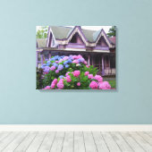 Lila Viktorianische Hütte - Martha's Vineyard Leinwanddruck (Insitu (Holzboden))