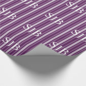 Lila Viktorianischer Streifen mit Monogramm Geschenkpapier (Ecke)