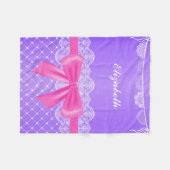 Lila Vintage weiße Spitze-Band-Fleece-Decke Fleecedecke (Vorderseite (Horizontal))