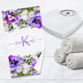 Lila Violet-Flora, weiße Monogrammnamenskripte Handtuch