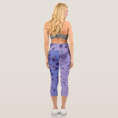 Lila violett-blaues, abstrakt verzweigtes Muster Capri Leggings (Rückseite)