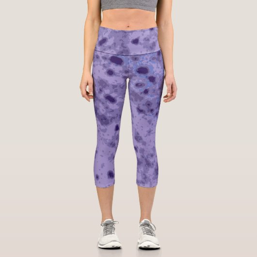 Lila violett-blaues, abstrakt verzweigtes Muster Capri Leggings (Vorderseite)