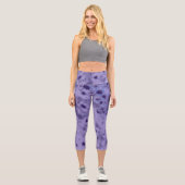 Lila violett-blaues, abstrakt verzweigtes Muster Capri Leggings (Vorderseite)