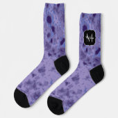 Lila violette, abstrakt-erkrankte Muster Monogramm Socken (Linkes Detail)