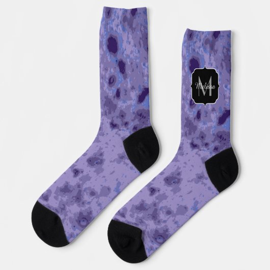 Lila violette, abstrakt-erkrankte Muster Monogramm Socken (Linkes Detail)
