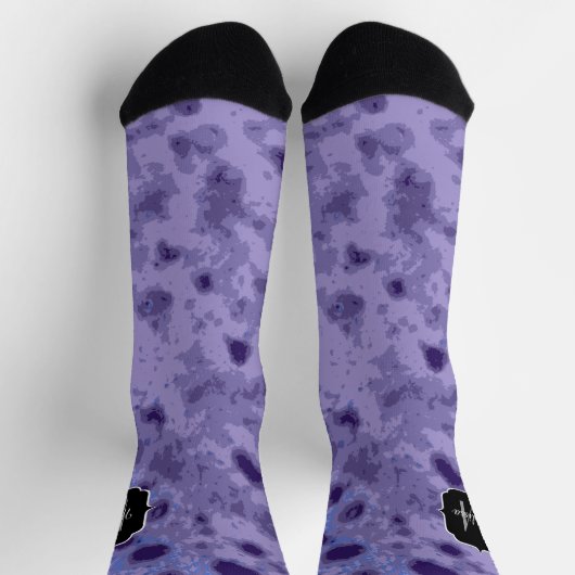 Lila violette, abstrakt-erkrankte Muster Monogramm Socken (Oben)