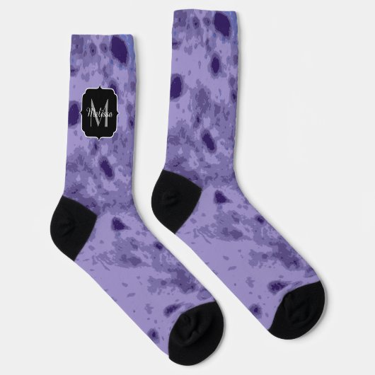 Lila violette, abstrakt-erkrankte Muster Monogramm Socken (Rechts)