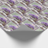 Lila Violetten im Retro-Teacup Geschenkpapier (Ecke)