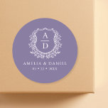 Lila Wappen Floral Moderne Monogramm Hochzeit Runder Aufkleber<br><div class="desc">Mit unserem Lila Wappen Floral Modern Monogram Wedding Classic Round Sticker können Sie Ihre Hochzeitsdetails erhöhen. Mit einem stilvollen Blumendesign in lila Farbtönen und einem sauberen, modernen Monogramm verleiht dieser vielseitige Aufkleber Einladungen, Favoriten oder Dankeschön-Karten eine raffinierte Touch. Die elegante Mischung aus botanischen Elementen und zeitgenössischer Typografie schafft einen zeitlosen...</div>