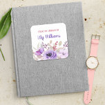 Lila Wasserfarbenflora aus der Bibliothek Quadratischer Aufkleber<br><div class="desc">Maßgeschneiderte Buchzeichen mit einem hübschen lila Blumenbezug. Personalisieren Sie die Vorlage des Buchzeichens mit dem Namen. Die personalisierten Buchzeichen sind großartig als Schulmaterial und können auch als Aufkleber für eine Babydusche verwendet werden.</div>