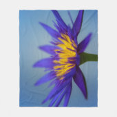 Lila Wasserlilie Fleecedecke (Vorderseite)
