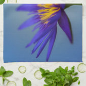 Lila Wasserlilie Geschirrtuch (Gefaltet)