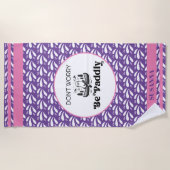 Lila Wassermuster Streifen Retro Kanu Otter Name Strandtuch (Vorderseite)