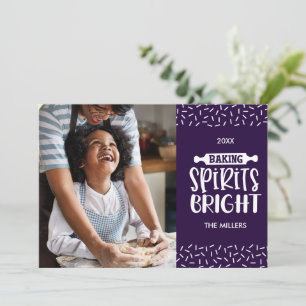 Lila Weihnachtsbacken macht den Geist hell Foto Feiertagskarte