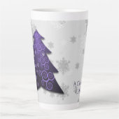 Lila Weihnachtsbaum Latte Tasse (Vorderseite)