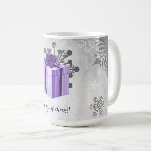 Lila Weihnachtsgeschenke Tasse (VorderseiteRechts)