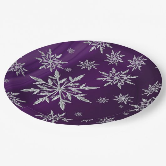 Lila Weihnachtssterne mit weißem Eiskristall Pappteller (Schrägansicht)