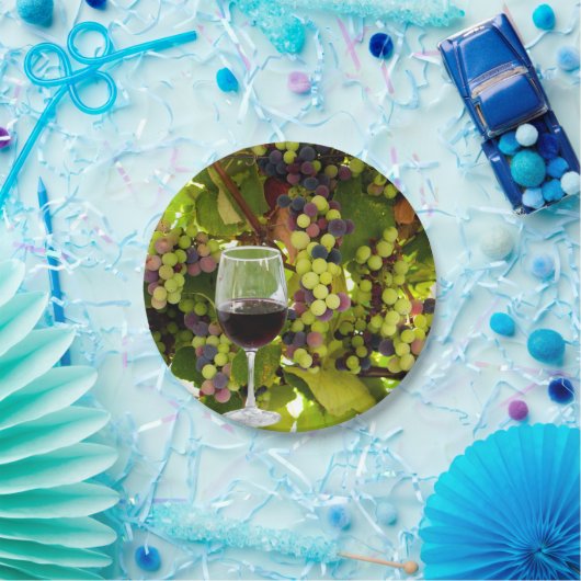 Lila Weintrauben Anbau mit Weinglas Pappteller (Party)