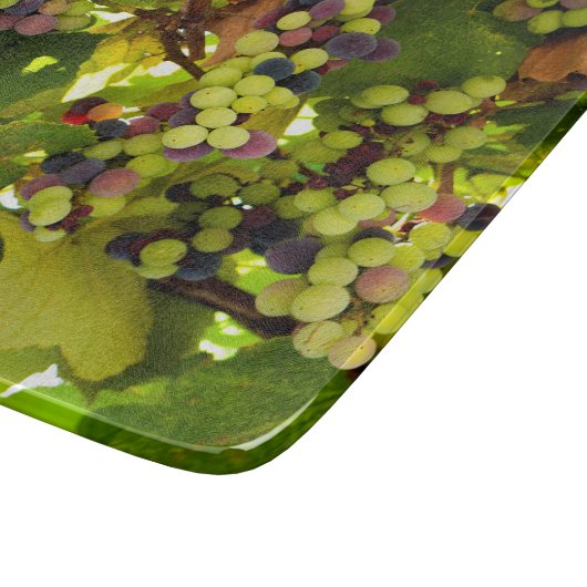 Lila Weintrauben Anbau mit Weinglas Schneidebrett (Ecke)