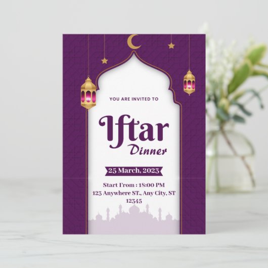 Lila Weiß und Gold Modernes Abendessen Einladung (Stehend Vorderseite)