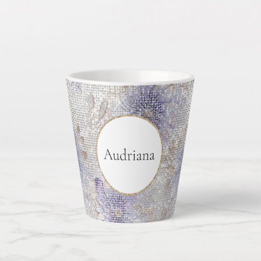 Lila Weißblütensparkon Milchtasse (Vorderseite)