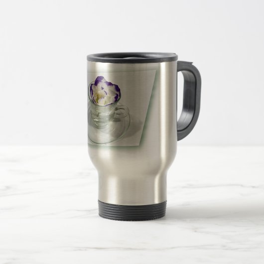 Lila weiße Blume in einer Tasse (VorderseiteRechts)
