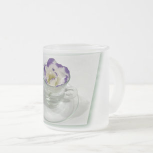 Lila weiße Blume in einer Tasse