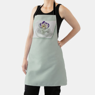 Lila weiße Blume in einer Tasse Schürze