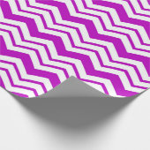 Lila-weiße Chevron-Zickzack-Musterdesign Geschenkpapier (Ecke)