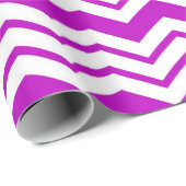 Lila-weiße Chevron-Zickzack-Musterdesign Geschenkpapier (Rolleneckpunkt)
