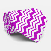 Lila-weiße Chevron-Zickzack-Musterdesign Krawatte (Gerollt)