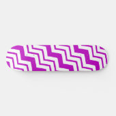 Lila-weiße Chevron-Zickzack-Musterdesign Skateboard (Horizontal)