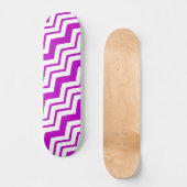 Lila-weiße Chevron-Zickzack-Musterdesign Skateboard (Vorderseite)
