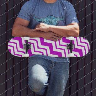 Lila-weiße Chevron-Zickzack-Musterdesign Skateboard