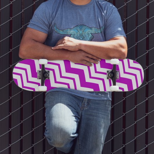 Lila-weiße Chevron-Zickzack-Musterdesign Skateboard (Außenbereich 3)