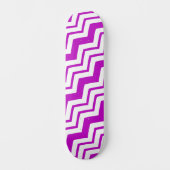 Lila-weiße Chevron-Zickzack-Musterdesign Skateboard (Vorderseite)