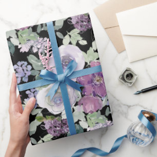 Lila Weiße Florale Rose Schwarzer Hintergrund Geschenkpapier