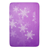 Lila weiße Schneeflocken Minimalistischer Weihnach Badematte (Vorderseite Vertikal)
