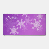 Lila weiße Schneeflocken Minimalistischer Weihnach Schreibtischunterlage (Vorderseite)