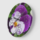 Lila weiße Stiefmütterchen Große Wanduhr (Winkel)