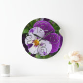 Lila weiße Stiefmütterchen Große Wanduhr (Zuhause)