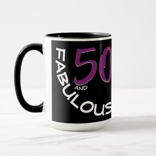 Lila-weiße Typografie 50 und fabelhafter Geburtsta Tasse (Links)