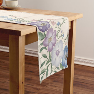 Lila, weiße und blaue Blumenschrift Kurzer Tischläufer