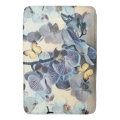 Lila, weißer Orchideenschmetterling Badematte (Vorderseite Vertikal)