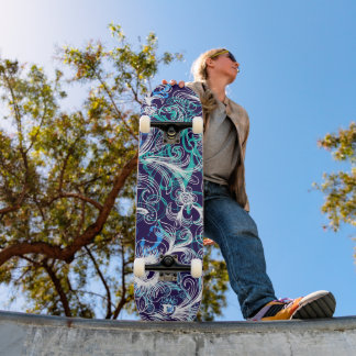 Lila, weißes und blühendes DD-Markenskateboard Skateboard