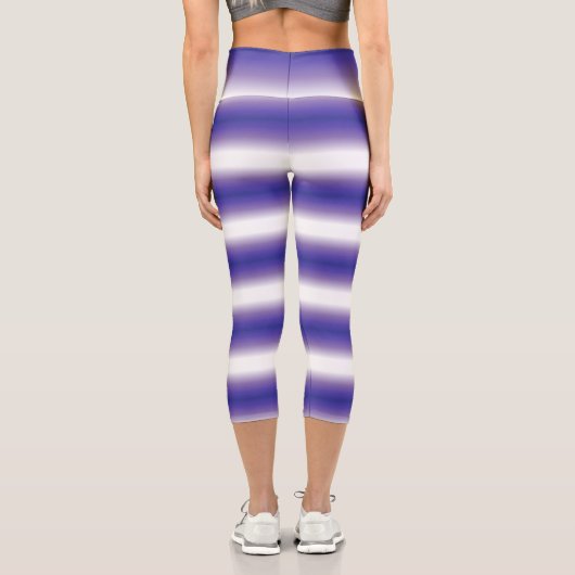 Lila Welle - glänzend Capri Leggings (Rückseite)