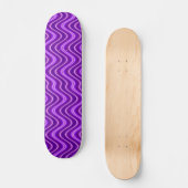 lila Wellen Skateboard (Vorderseite)